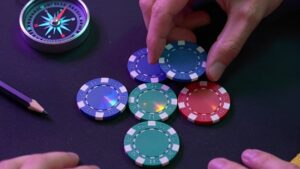 Руки раскладывают игровые фишки для реализации стратегий игры в бюджетные слоты 2026 года